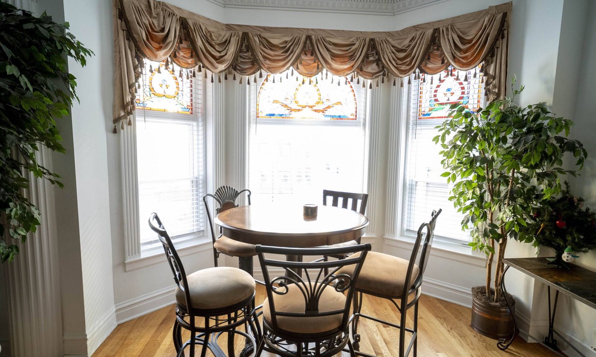 Lake View East Apartment | Extra Large Authentic Chicago Graystone walk to Wrigley, Lakefront & Restaurants