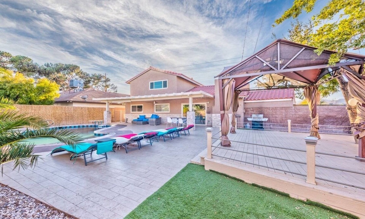 Rancho Oakey House | family-friendly home games & pool