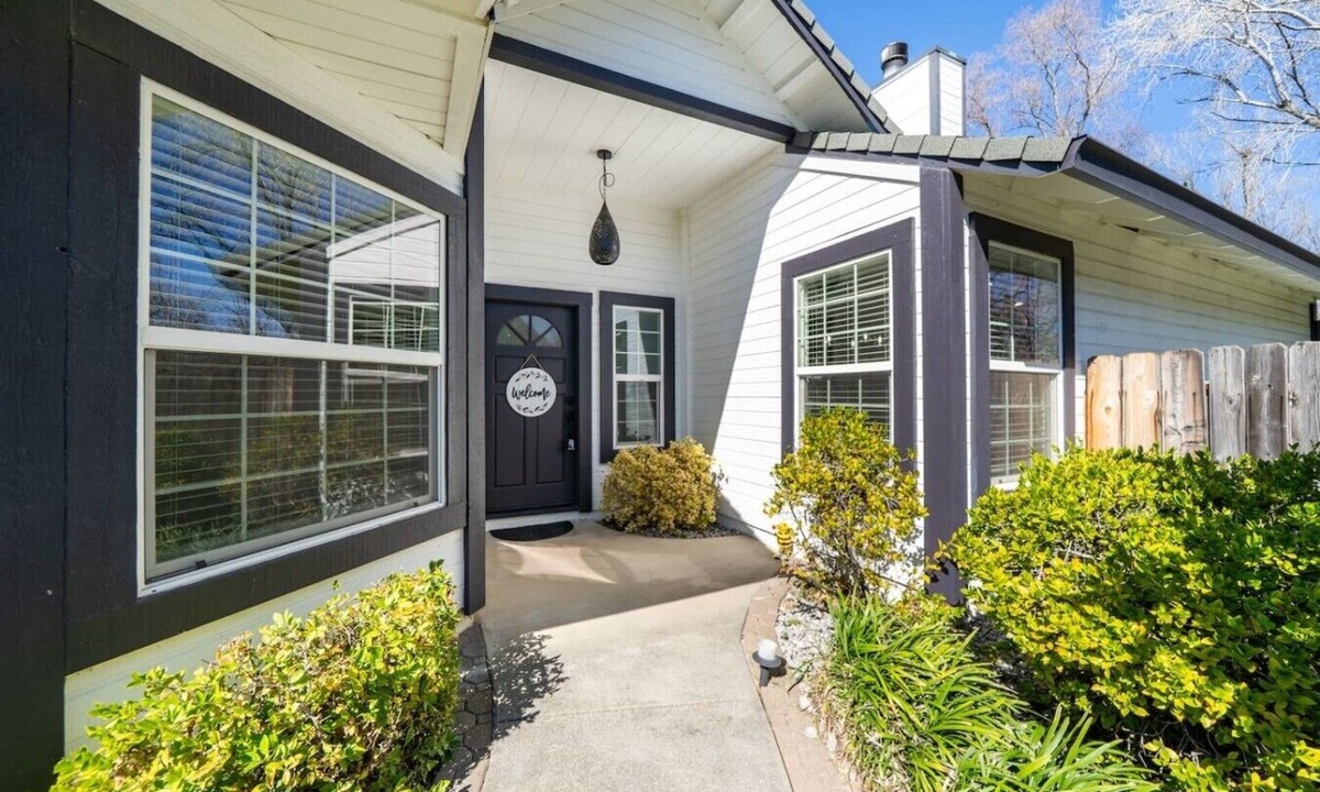 North Hilltop House | Family Home | Fire Pit + Outdoor TV | Near Bethel