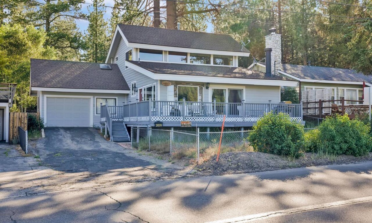 Moonridge Cabin | Family Retreat: Walk to Zoo & Golf Course | 3BR w/BBQ & Wood Fire