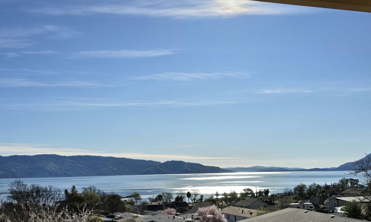 North Lakeport House | Fisherman's Paradise/Cozy Wine Country Retreat in Lakeport with Panoramic View