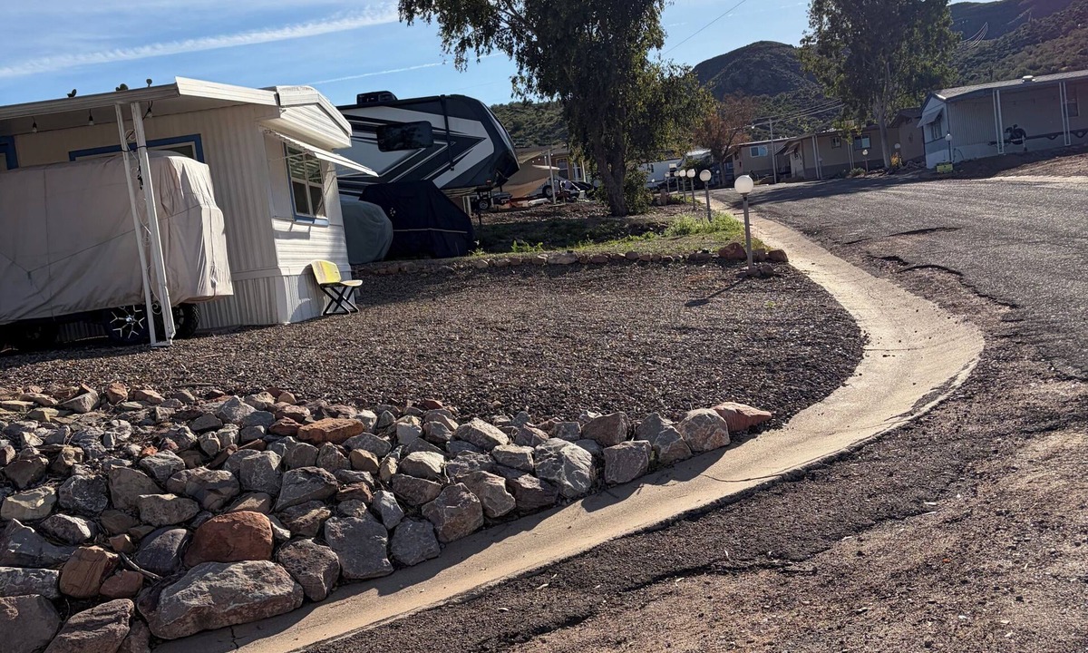 Roosevelt House | Fully remodeled home walking distance to the marina at Lake Rosevelt.