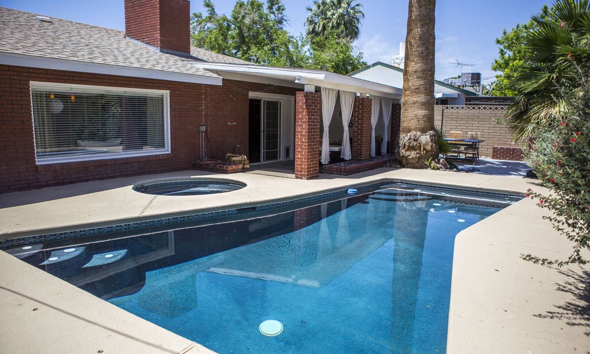 Rancho Oakey House | *FUN* POOL* GRILL*GREAT LOCATION*PRIVATE*FAMILY