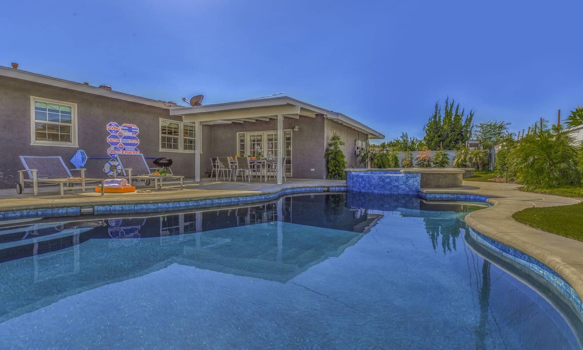 Hermosa Village House | Funtierland + Trenton + Close to Disney + Wifi + Pet Friendly