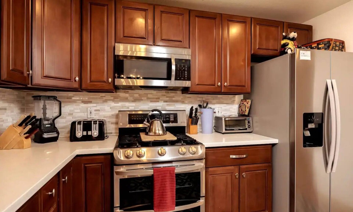 Upper Moonridge Cabin | GameRoom-HotTub-5ParkingSpaces-Fireplace-5BedRoom-2LevelDeck-MoonOvertheRidge