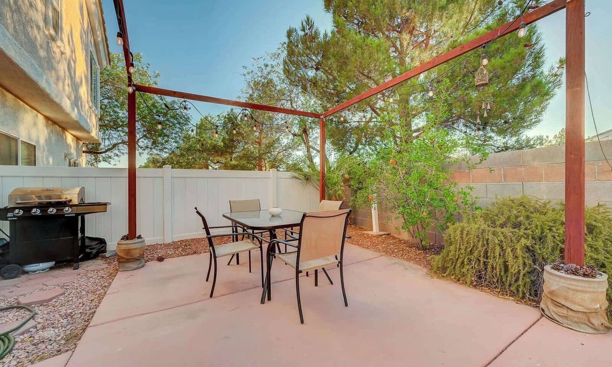River Mountain House | Gated 2BR End-Unit | Family Park, Pool & Trails