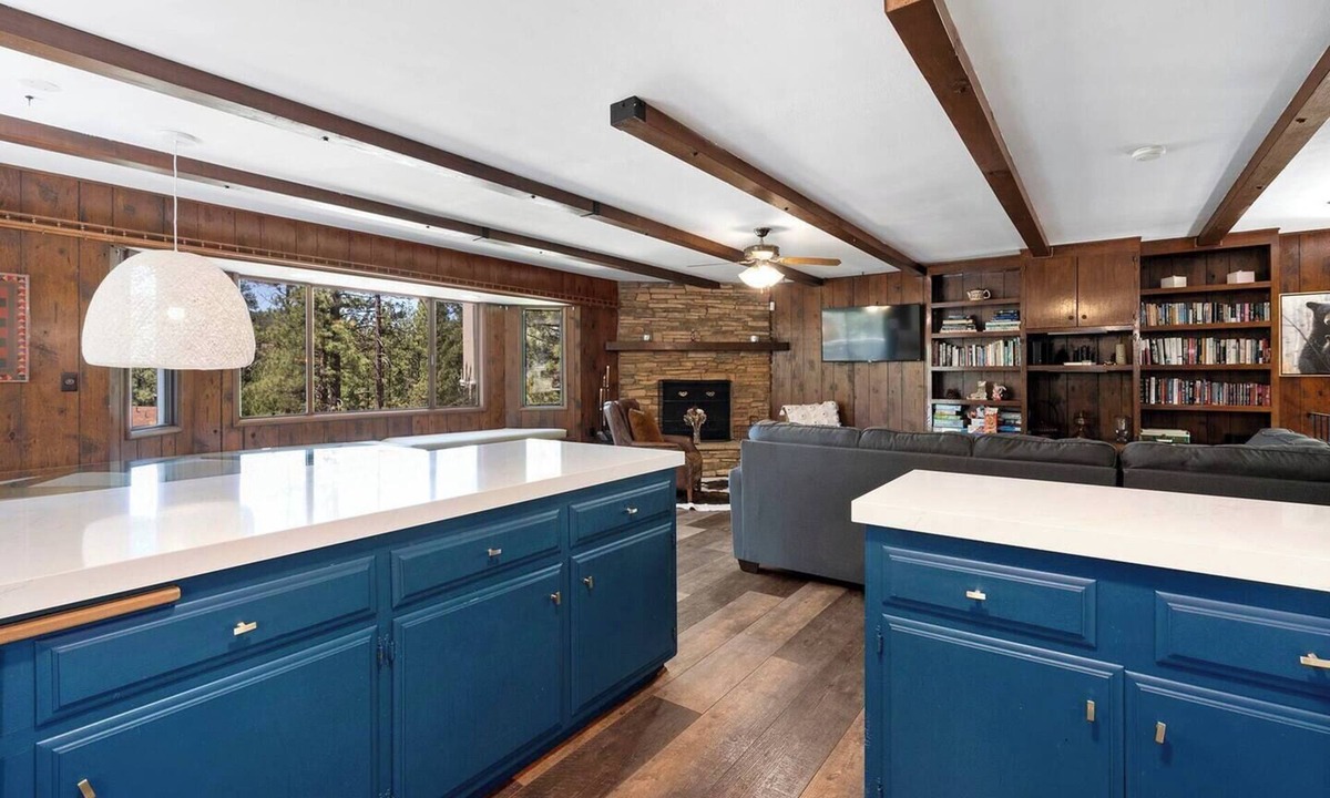 Fox Farm Cabin | Getaway and Relax in Woodsy Glam-Hot Tub-Private Lot, Huge Deck w/Firepit, Detached Master Suite, 3BR, Completely Fenced Yard, Pet Friendly