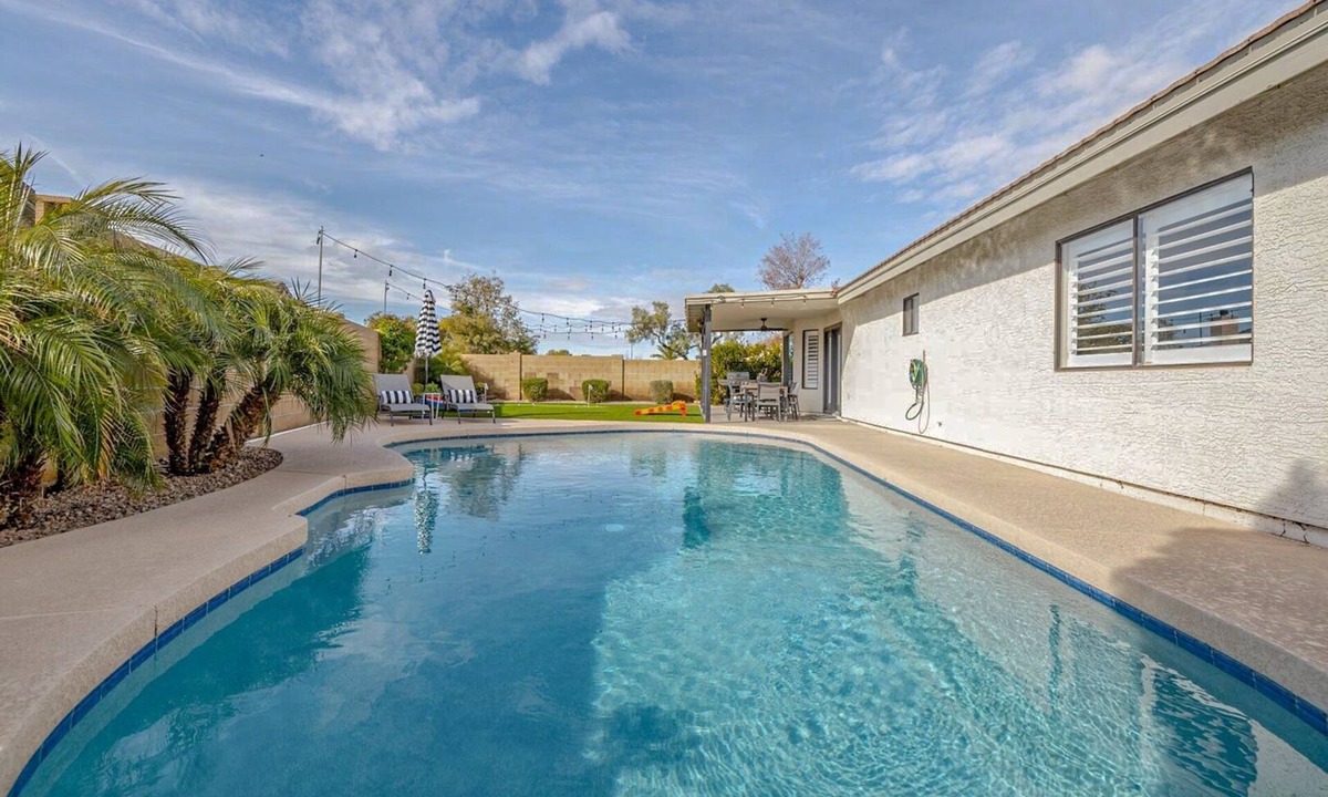 Meadows House | Gilbert Oasis | Pool, Putting Green, Sleeps 10