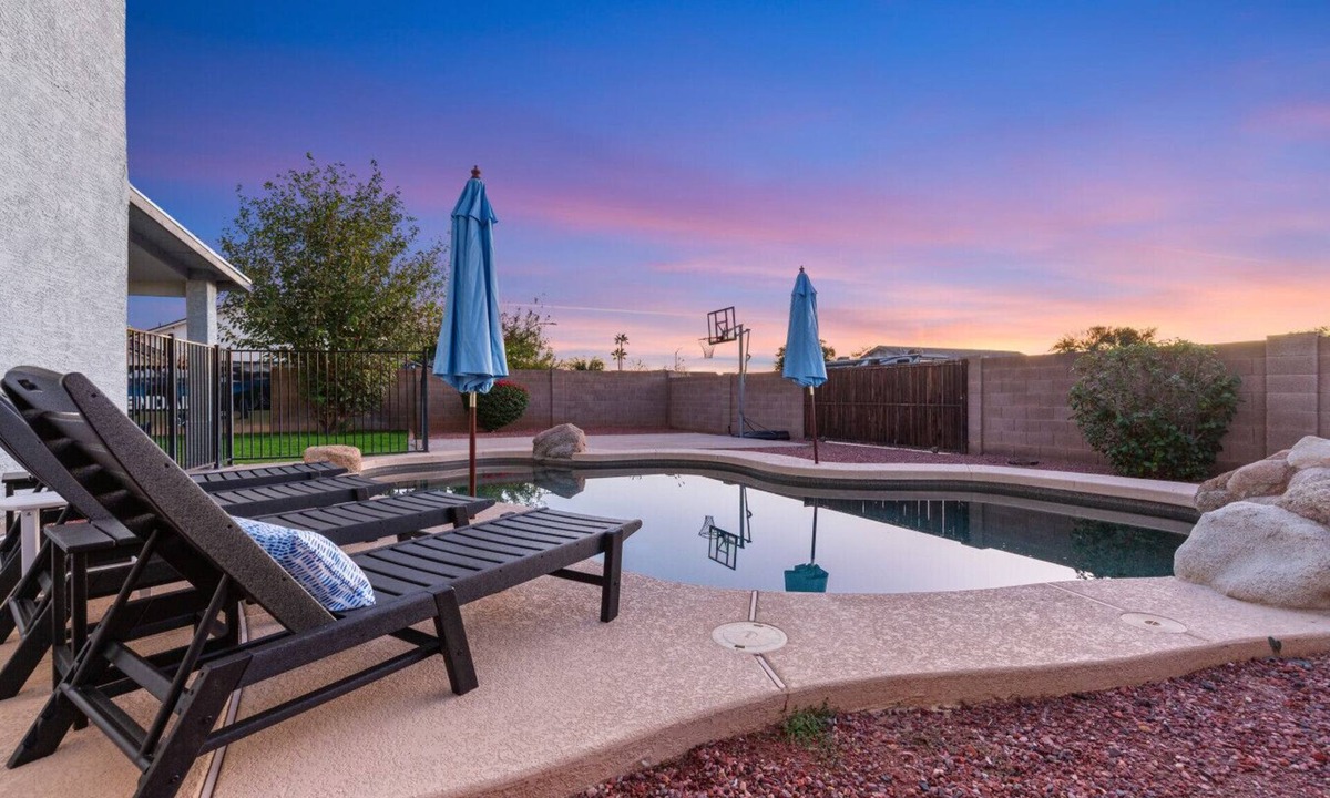 La Buena Vida House | Glendale Oasis Pool Basketball Pool Table Walk to Stadium