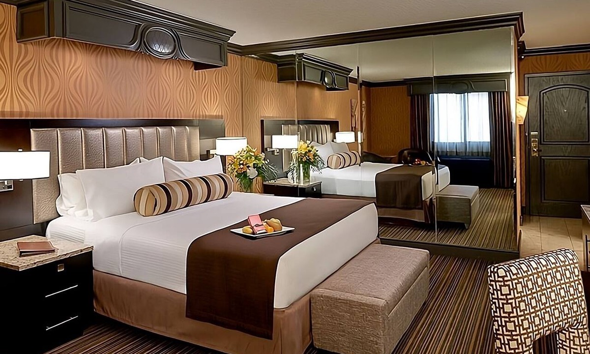 Downtown Las Vegas Hotel | Gold Tower Parlor Suite at Golden Nugget Las Vegas, Pets Allowed, Nightclub!
