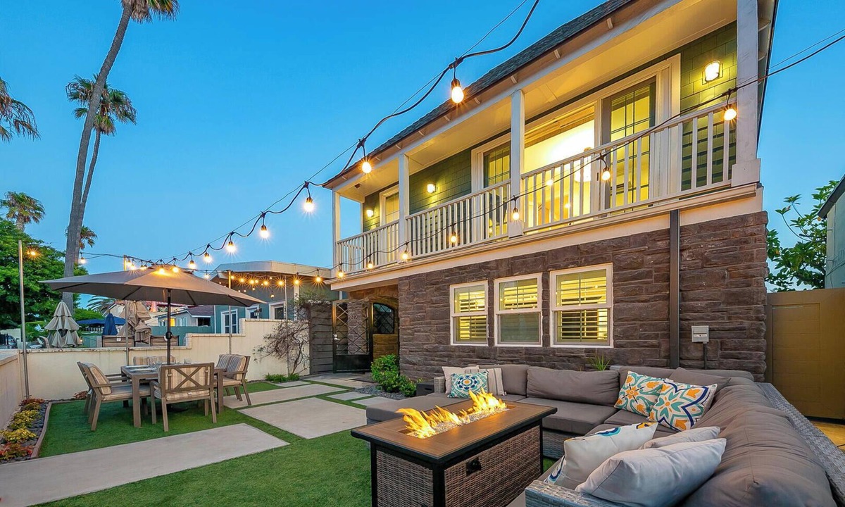 South Mission Beach House | Grand 5BD Tri-Level Home with Bay Views Garage Parking AC & Large Patio!