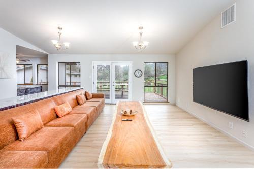 Kaweah House | Grand Riverside Retreat - 150 yds from the River