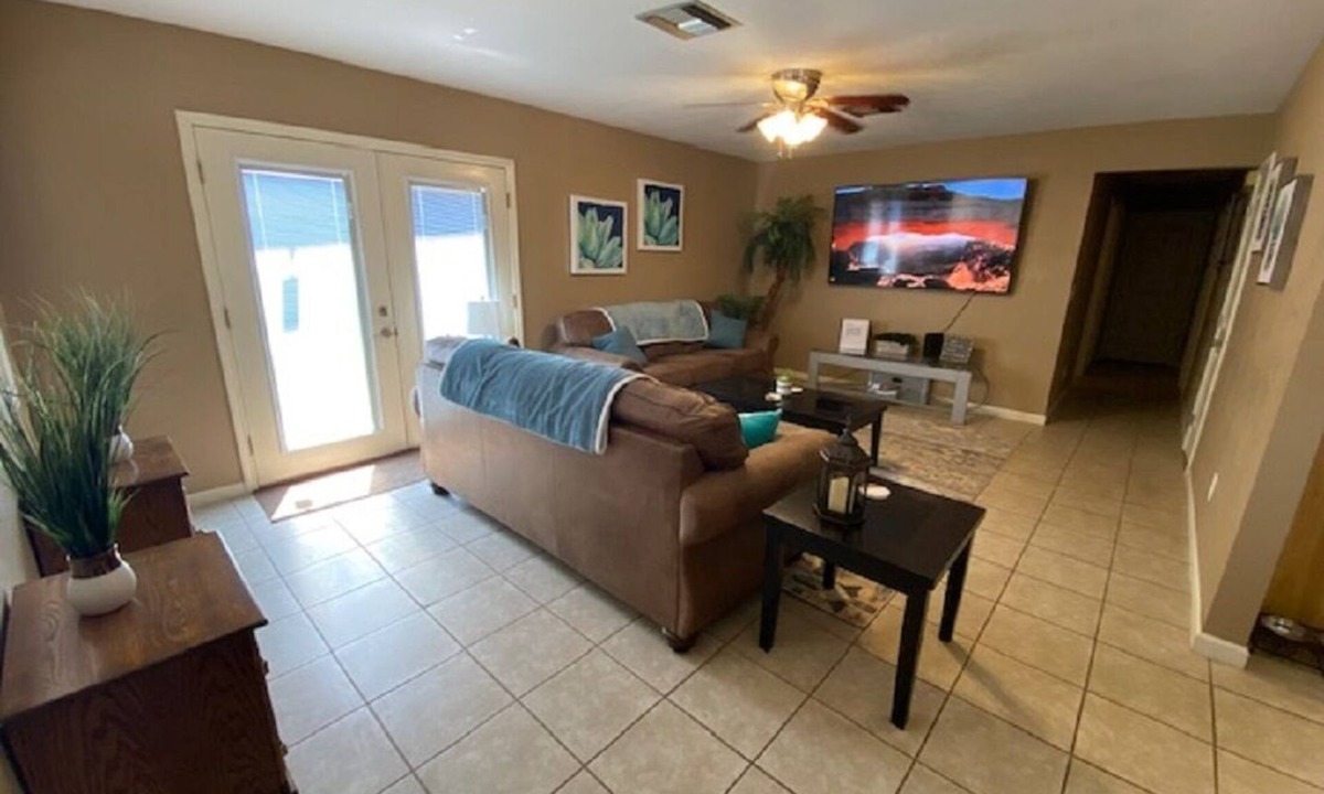 Bullhead City House | Great 3 Bedroom House! 1/4 mile to Rotary Park, Boat Ramp, Beaches, etc.