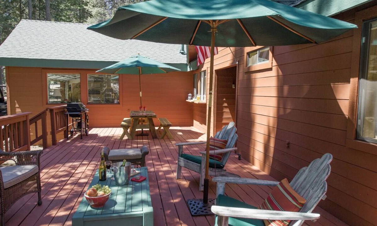 Truckee Cabin | Green Gables Mountain Lodge - Wood Burning Fireplace - Sleeps 8-12 Ping Pong