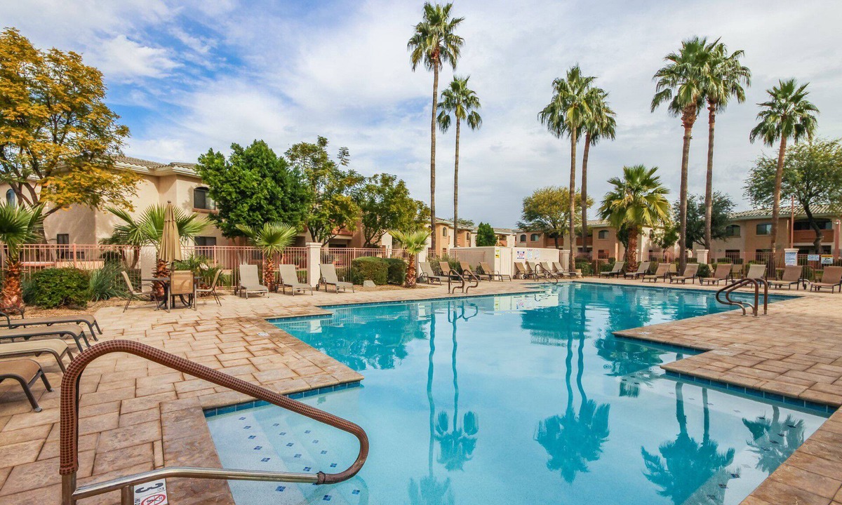 Villa De Paz Condo | Ground Floor.Heated Pool! Hot Tub! Gas grill! 3 miles to Cardinal stad! 2 Kings!