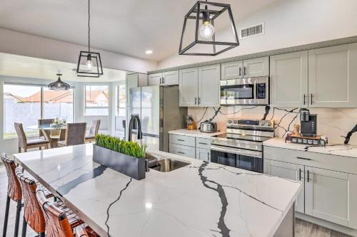 La Buena Vida House | Group Getaway in Glendale < 1 Mi to Westgate!