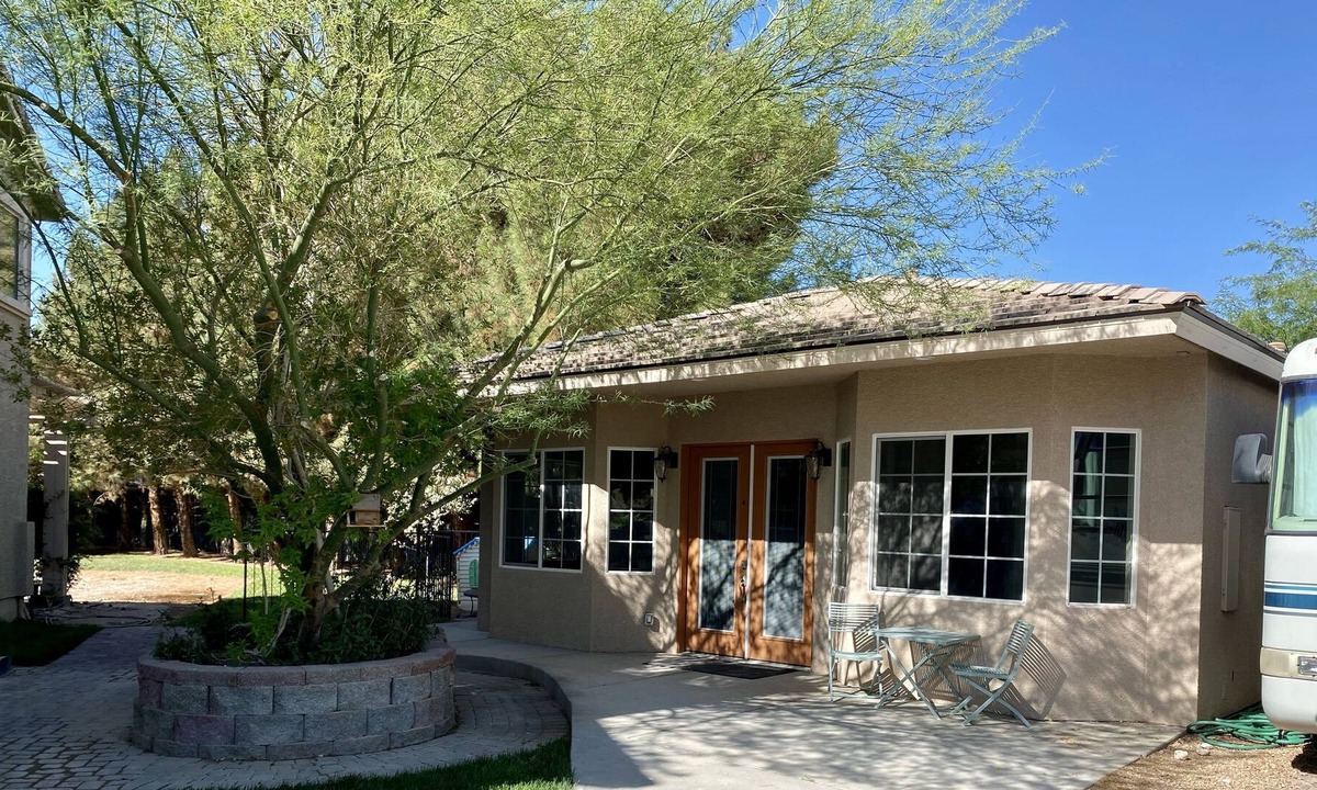 Centennial Hills House | Guest house with small yard