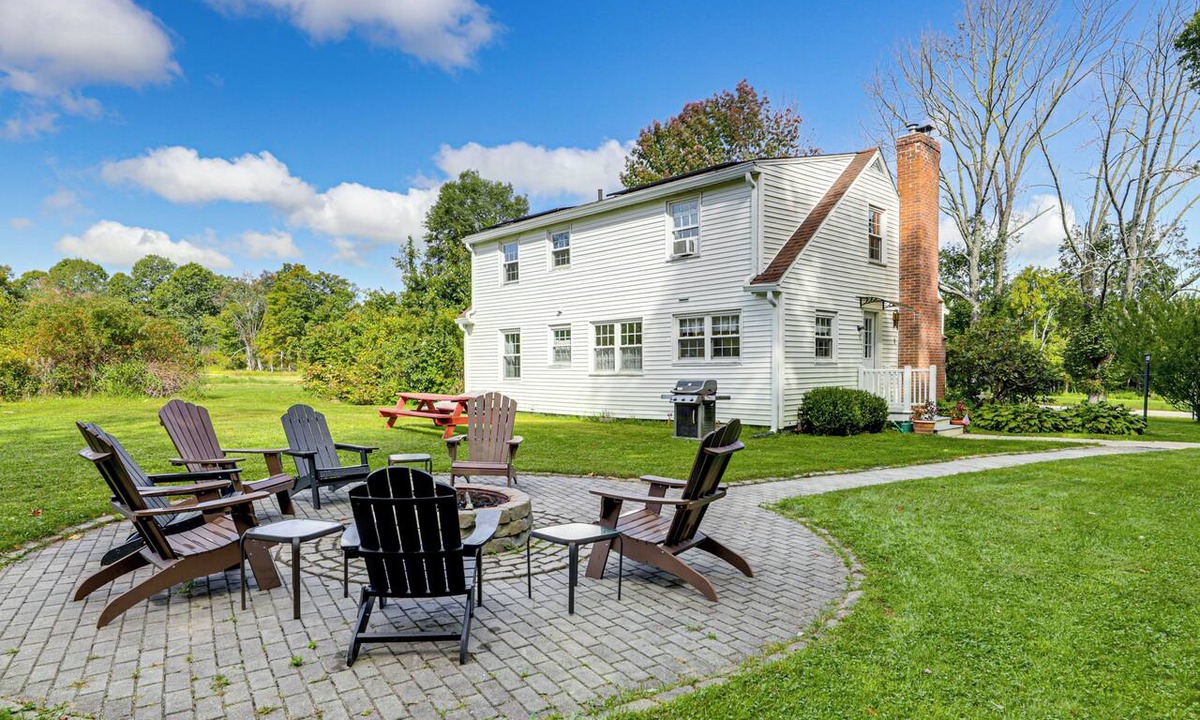 Hampton Hill Historic District Cottage | Hampton 'Quiet Corner Cottage' w/Fireplace & Yard