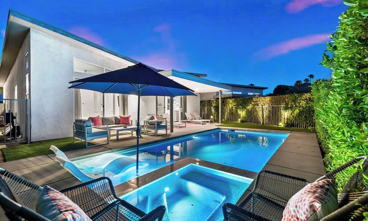 Indian Wells House | Harlow House - Lounge poolside in Indian Wells