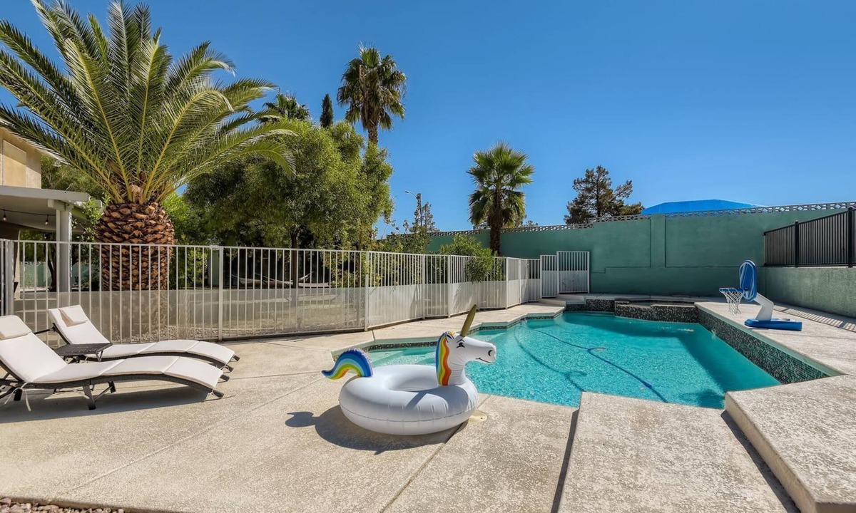 Canyon Gate Villa | Heated Pool with Cabana & GameRoom 15 Min to Strip