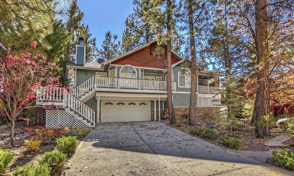 Fox Farm Cabin | Hidden Haven by Destination Big Bear : Delightful Home in Desirable Alpine Woods Area of Fox Farm! Hot Tub! Foosball!