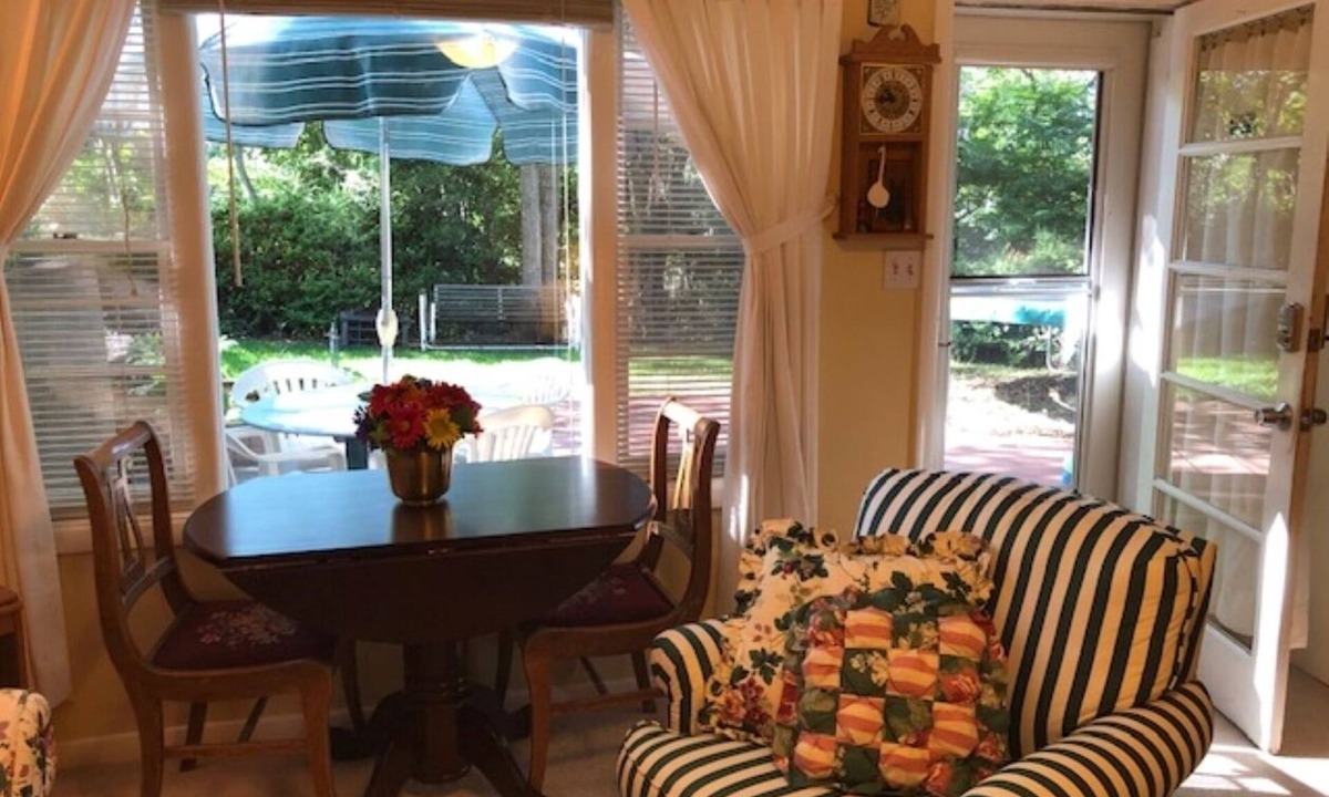 Yalecrest Apartment | Highspeed wifi; near University, public transit, genealogy library, ski resorts.
