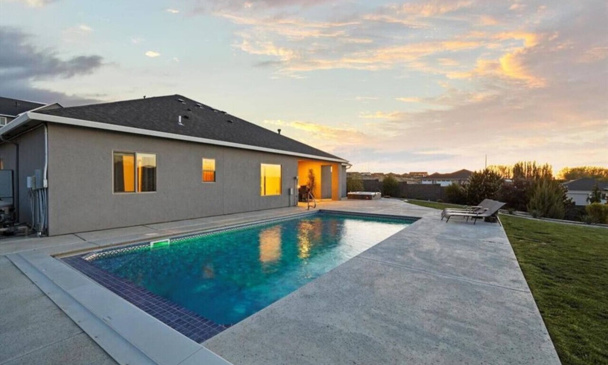 Kennewick House | Hilltop Haven w/Pool & Hottub!