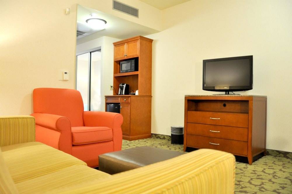 Rancho Bernardo Hotel | Hilton Garden Inn San Diego/Rancho Bernardo 1 King Deluxe 1 Bedroom Suite Hearing Accessible Accessible