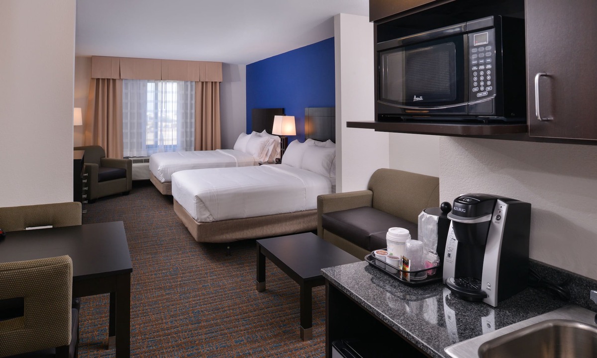 Greenacres Hotel | Holiday Inn Express & Suites Bakersfield Airport by IHG