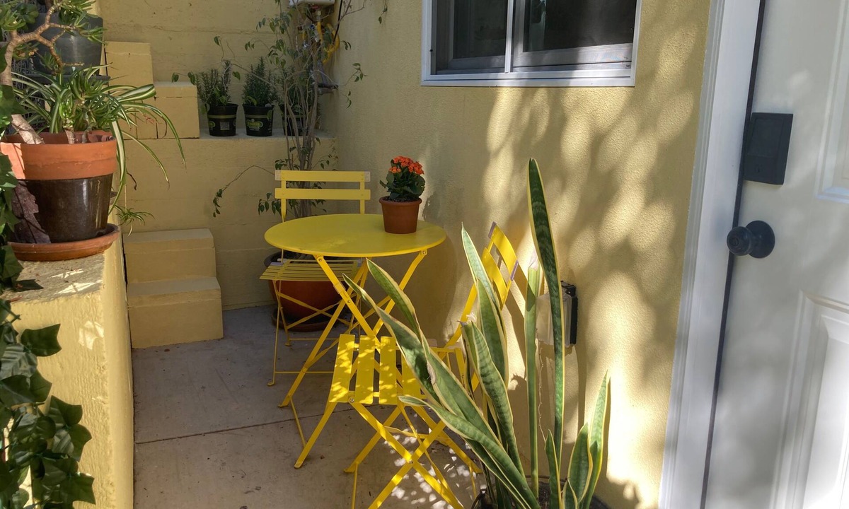 Hollywood Heights Apartment | Hollywood Hills garden apartment w/private patio