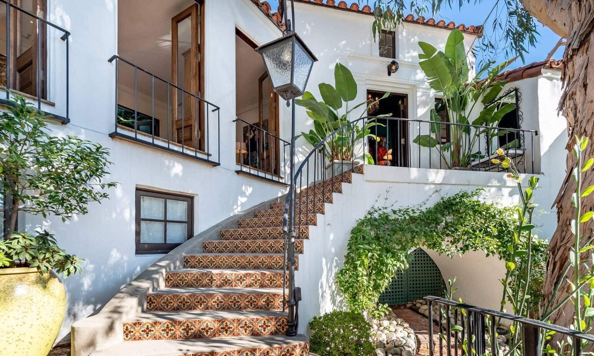 Hollywood Dell House | Hollywood Hills Retreat | Views, Chef's Kitchen, Walk to Hollywood Bowl + Parking