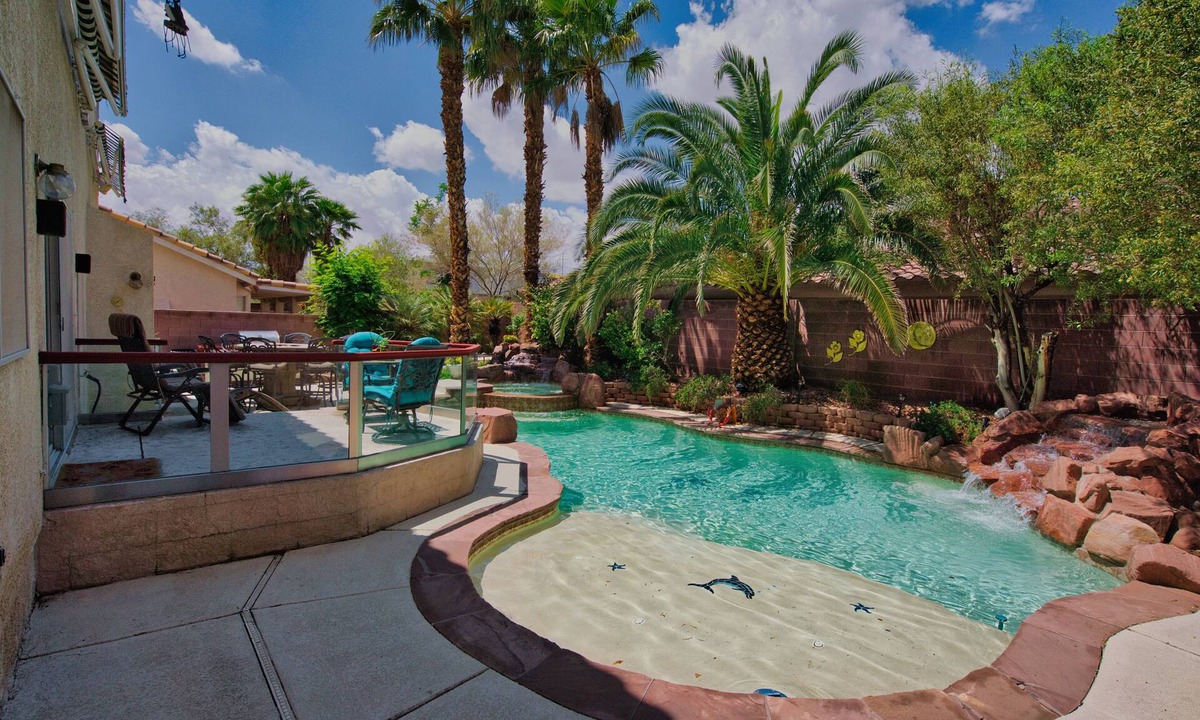 Enterprise House | home/suite 3 bedrooms, office, pool in perfect location
