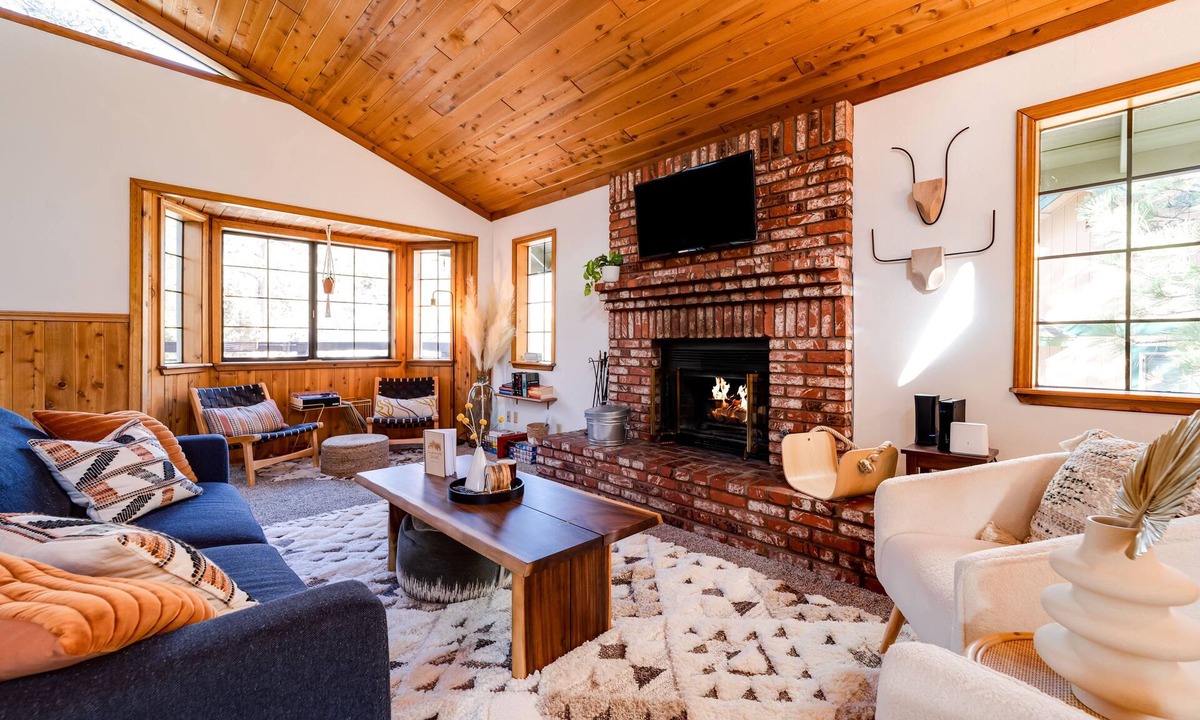 Eagle Mountain Estates Cabin | Hot tub, bbq, 2 fireplaces, 5 mins to slopes & lake