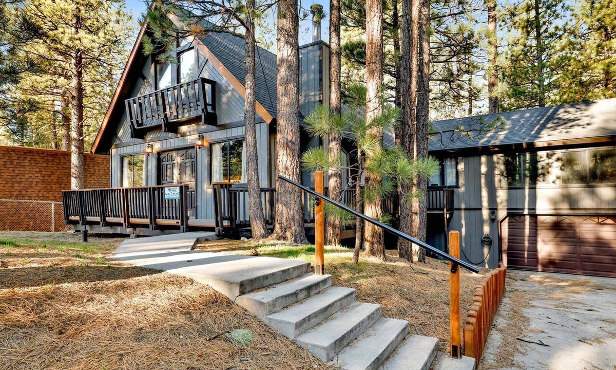 Fox Farm Cabin | Hot Tub Cabin w/Game Loft, Fireplace + Deck – Near Lake & Slopes
