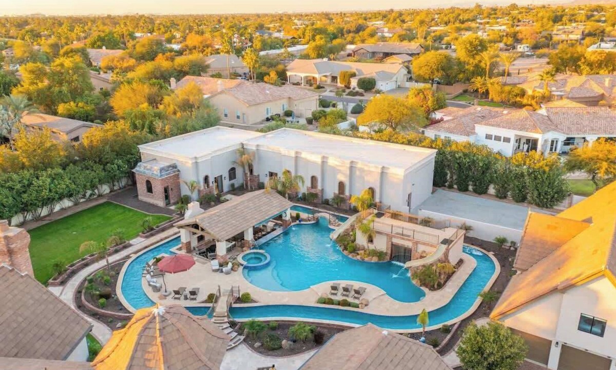 Cactus Acres House | HÓZHÓ Luxe | Lazy River, Slides & Movie Theatre