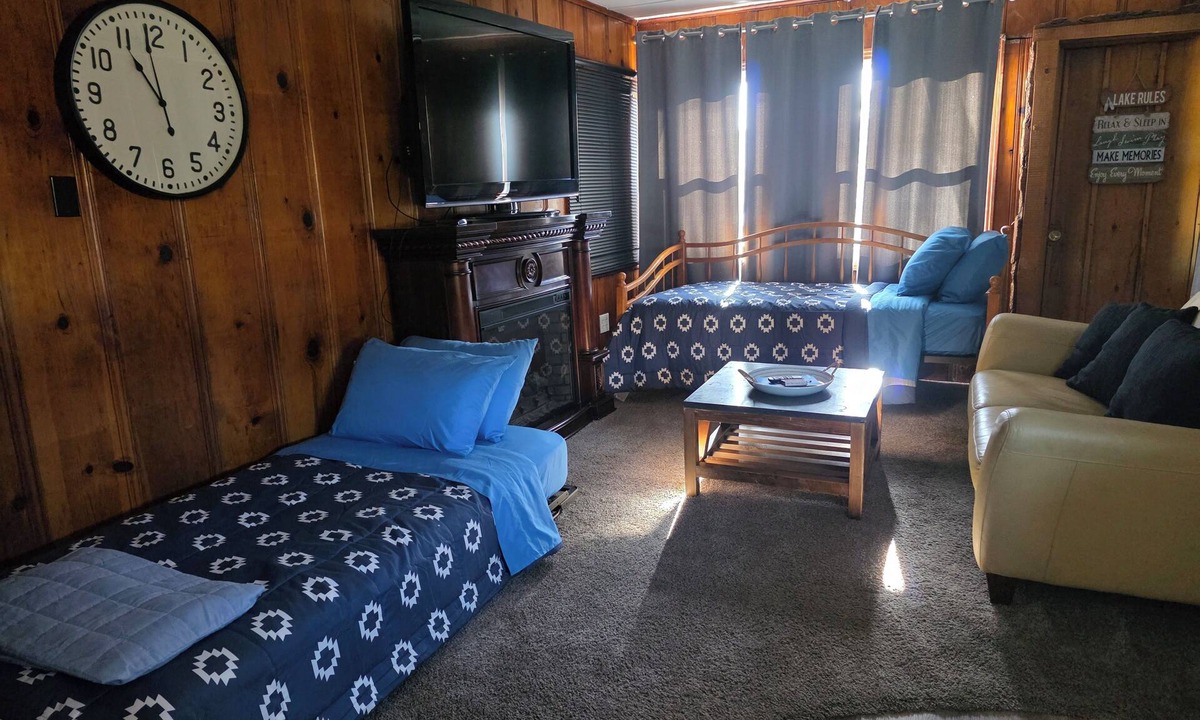 Wilbur Springs Cabin | HUCK-FINN CABIN Peaceful 1-bedroom cabin, SLEEPS 4! PRIVATE DOCKS!