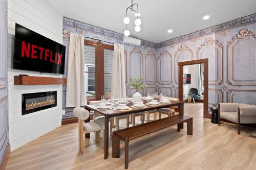 Bankers Hill House | Iconic Mansion with Hot Tub GYM Arcade and Parking