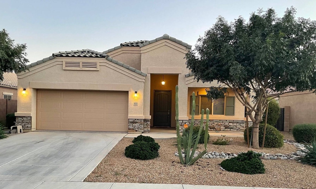 Glendale House | In the heart of Westgate Entertainment Center Walk to State Farm Stadium