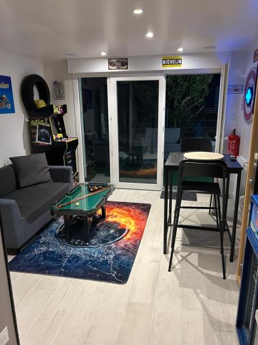 Gonnetot Apartment | Joe bar stud