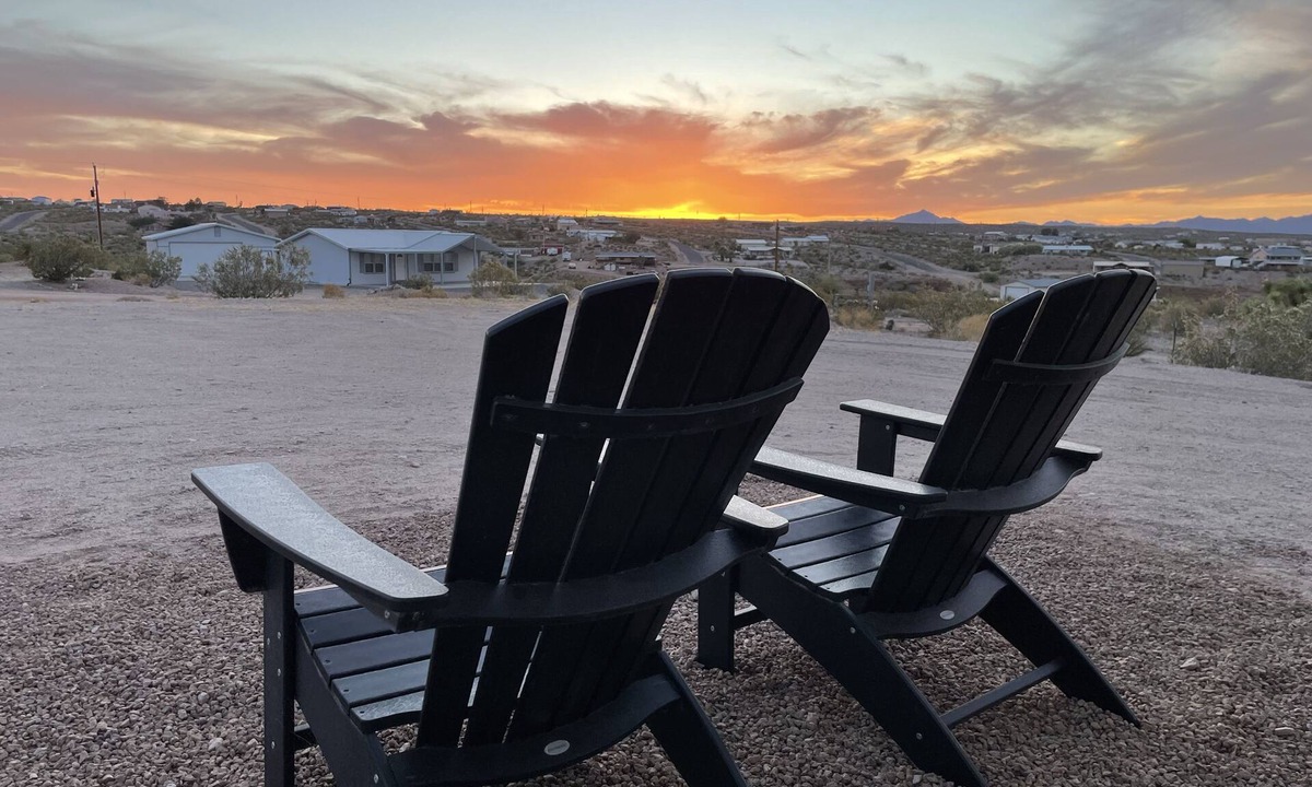 Meadview House | Joshua Tree Retreat Near Grand Canyon West Sunset Views & Stargazing