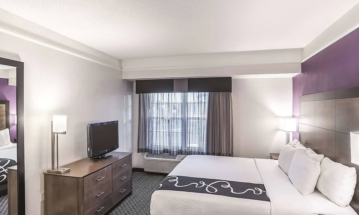 Woodlands Village Hotel | King Bed Suite, La Quinta Inn, Poolside Loungers, near Flagstaff Grand Canyon