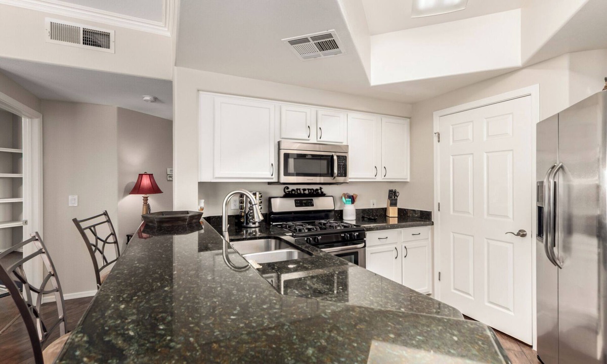 Maryvale Condo | King, Queen & 2 Twins-Cardinals/Dodgers/Whites Sox Close w/Fitness, Heated Pool!