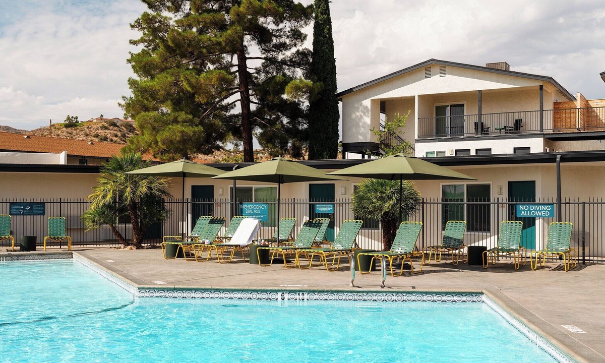 Yucca Valley Hotel | King+Queen Bunk | Joshua Tree | Big Group Basecamp, Pool, Fire Pit | 2 Units