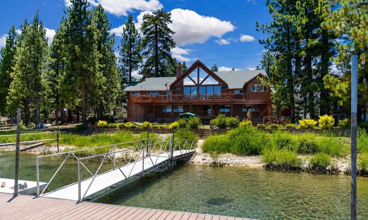 Boulder Bay House | Lakefront Luxury Private Dock, Spa & Game Room
