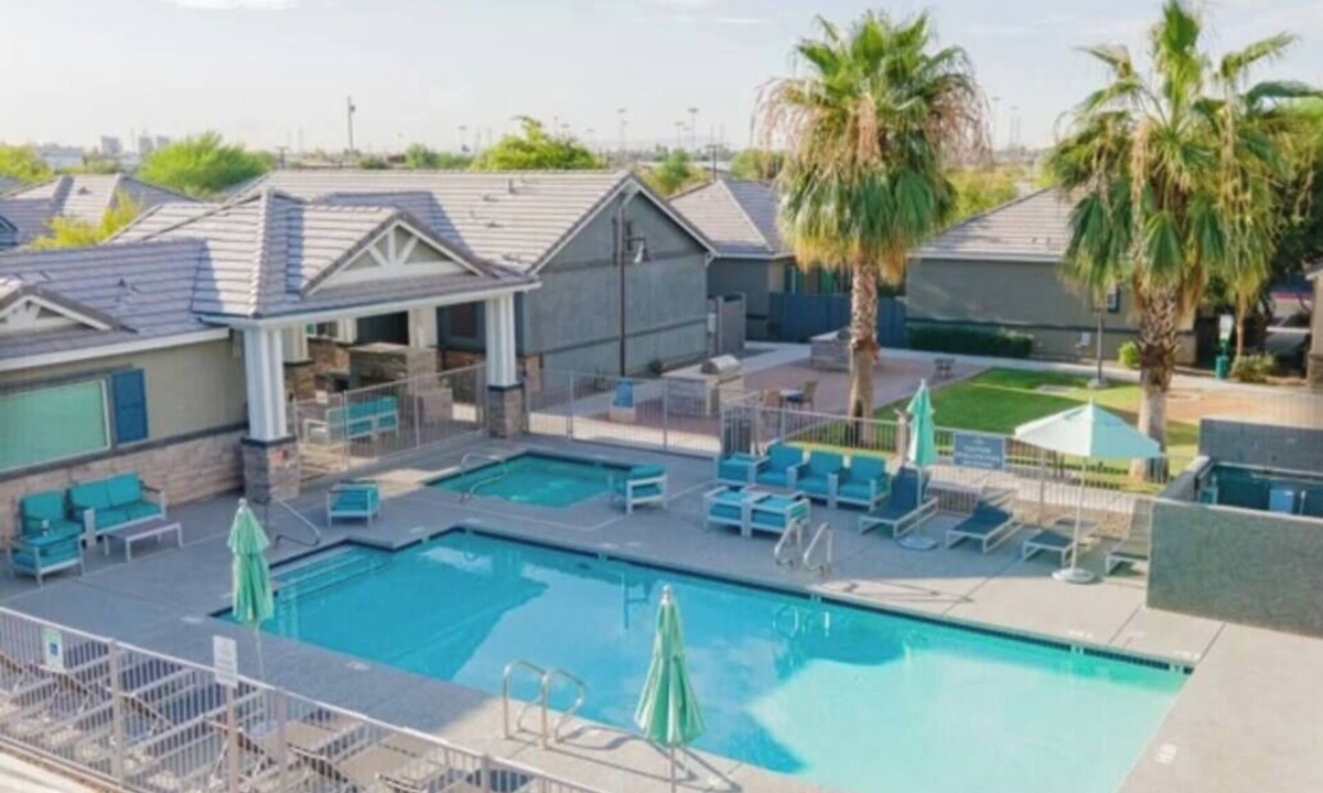 Phoenix Villa | Lakeside Villa Apt Dog Park WiFi Laundry