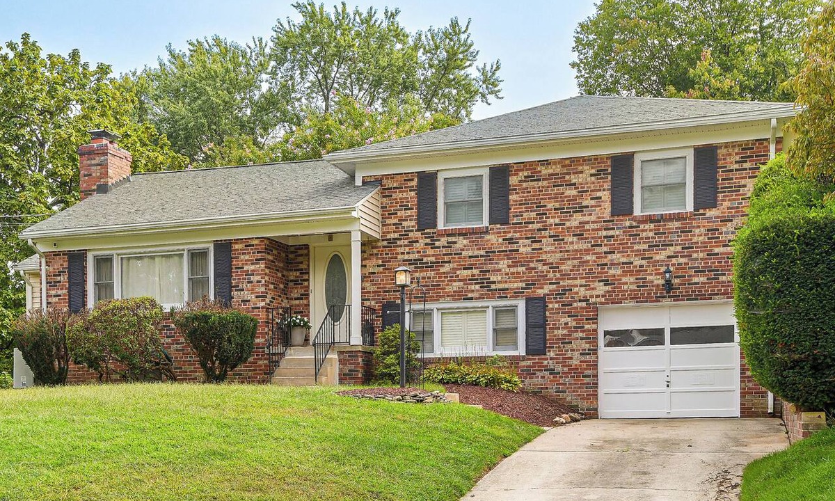 White Oak House | Large Deck & Yard w/a View! Family Home Near DC