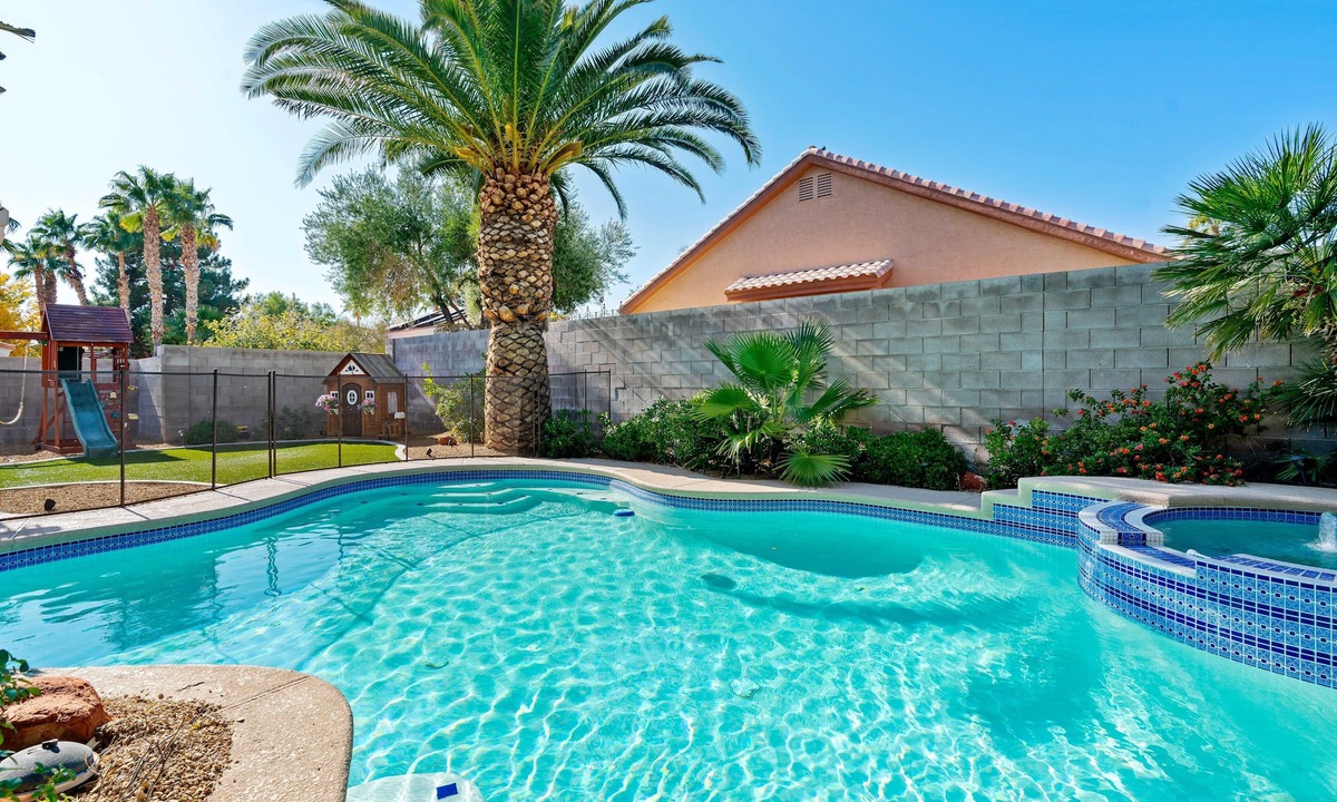 Green Valley House | LAS VEGAS LUXURY HOME, 5 BDRP, POOL W/HEATER, BBQ, GAMES
