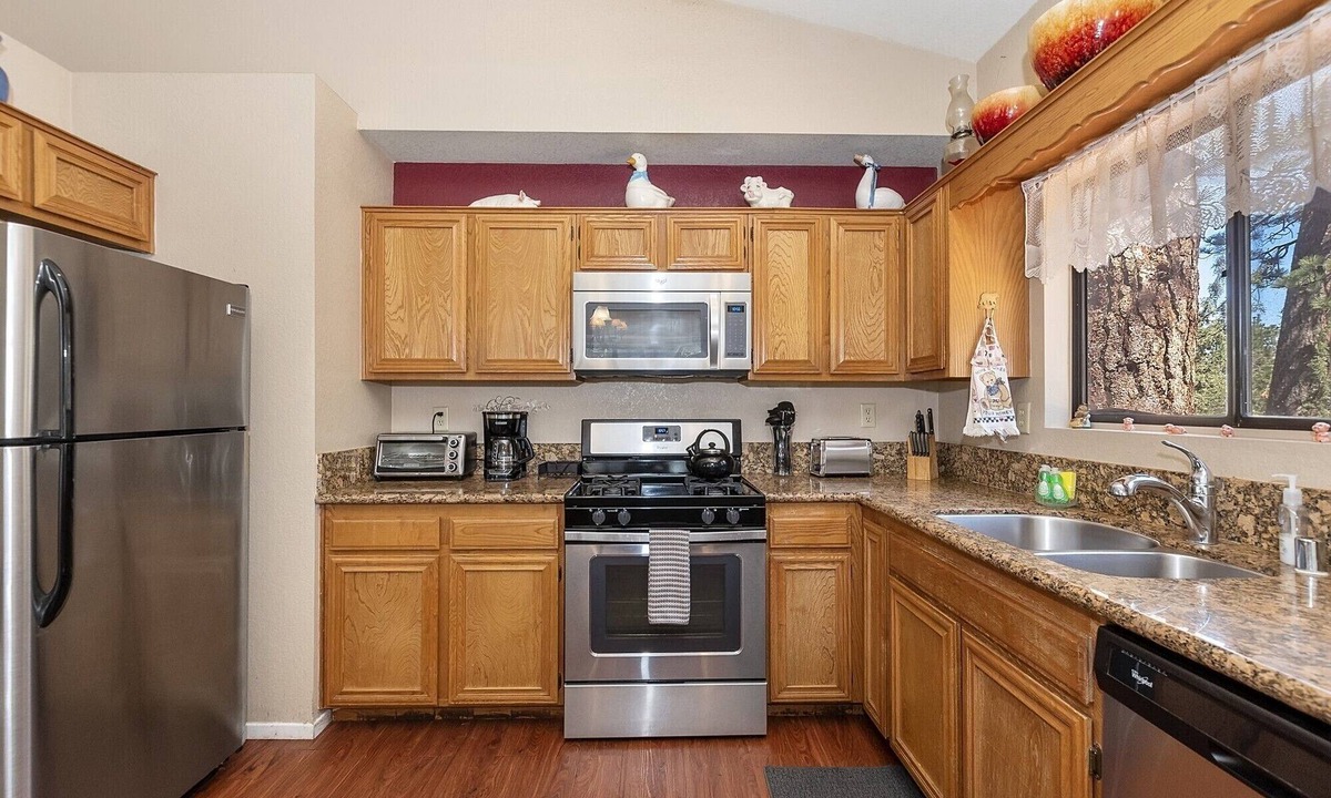 Upper Moonridge House | Lazy Bear Lodge by Destination Big Bear : Affordable! Near Slopes! Pool Table! BBQ! Wood Burning Fireplace!