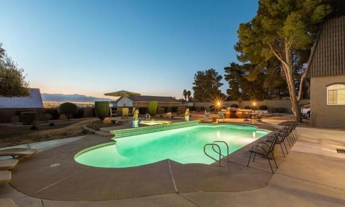 Sunrise Manor House | Limited Time Offer~ Book 3 nights get 4th night FREE. some restrictions apply.