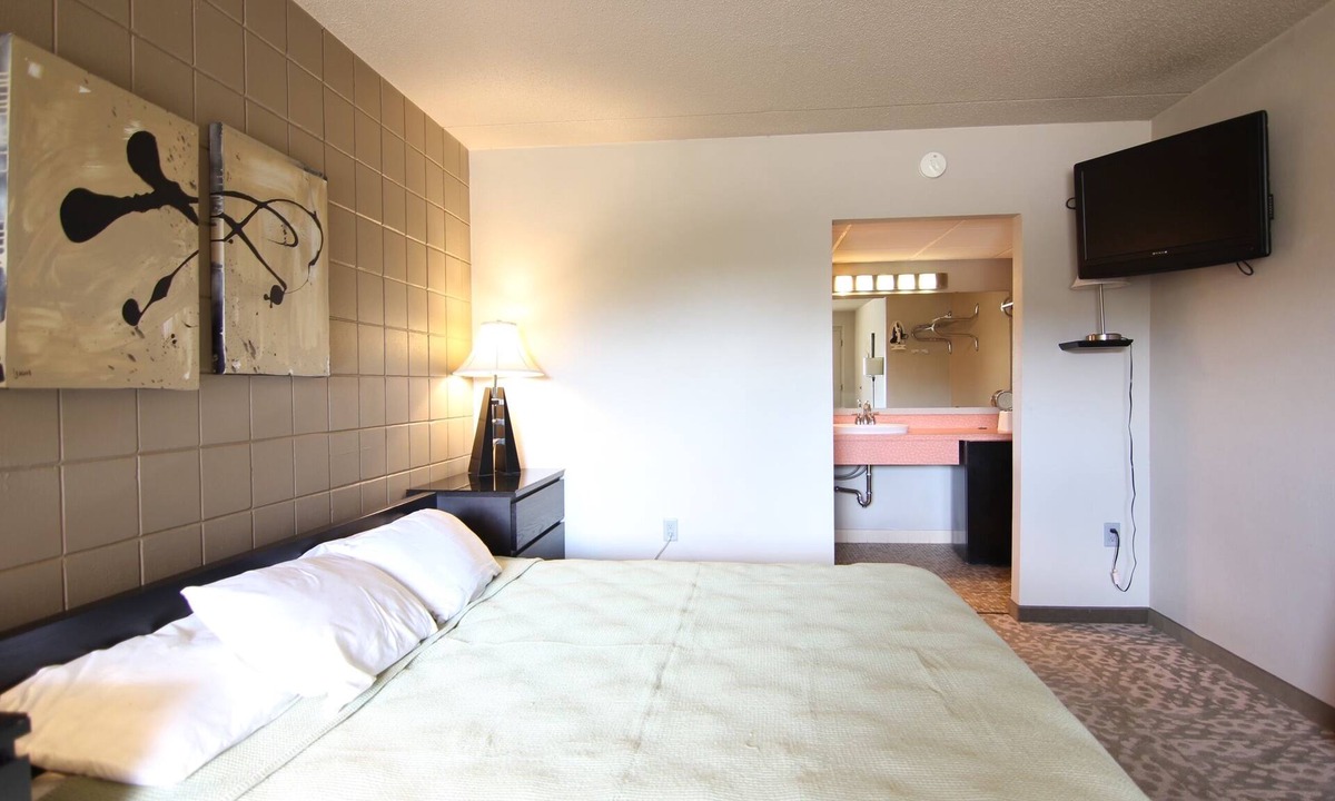Cedar Falls Apartment | Lindell - Downtown CF Studio - Free Parking! 511
